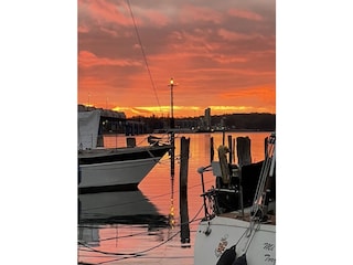 spektakuläre Sonnenuntergänge im Hafen