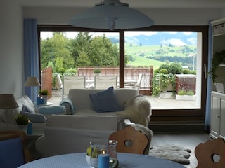 Blick vom Wohnzimmer über die Terasse auf den Hochgrat