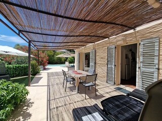 Terrasse mit Eschtisch und BBQ