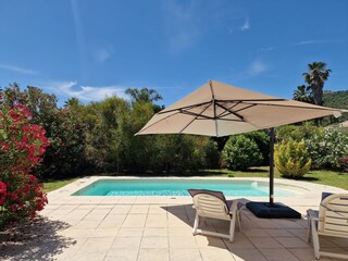Sonnenliegen am Pool