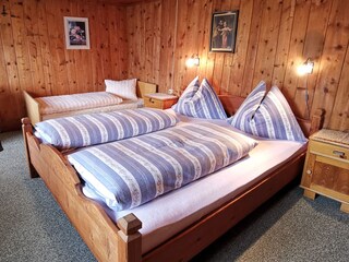 Doppelzimmer mit Kinderbett