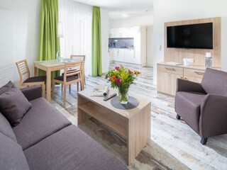 Wohnzimmer mit Essbereich und Küchenzeile
