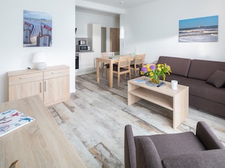 Wohnzimmer mit Essbereich und Küchenzeile