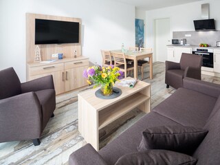Wohnzimmer mit Essbereich und Küchenzeile