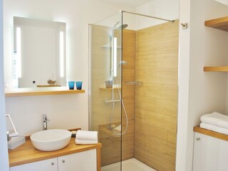 modernes helles Bad mit bodentiefer Regendusche