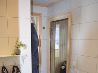 Badezimmer mit Tür zur Sauna