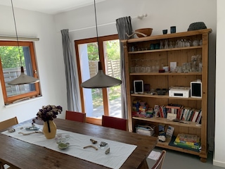 Wohn-/ Esszimmer mit zwei Terrassenausgängen