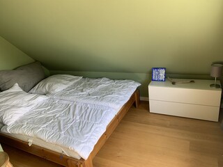 grosses Schlafzimmer OG