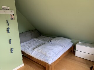 OG grosses Schlafzimmer mit 3 Betten