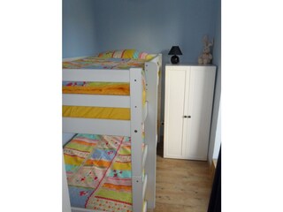 kleines Schlafzimmer mit Etagenbett