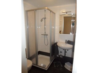 modernes Bad mit Dusche