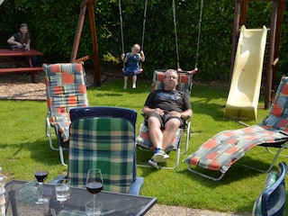 Terrasse mit Garten , Spielgeräten und Freisitz