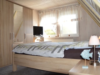 1. Schlafzimmer Doppelbett 1,80 x 2,00 Meter mit Sat TV