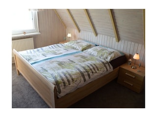 1. Schlafzimmer Doppelbett 1,80 x 2,00 Meter mit Sat TV