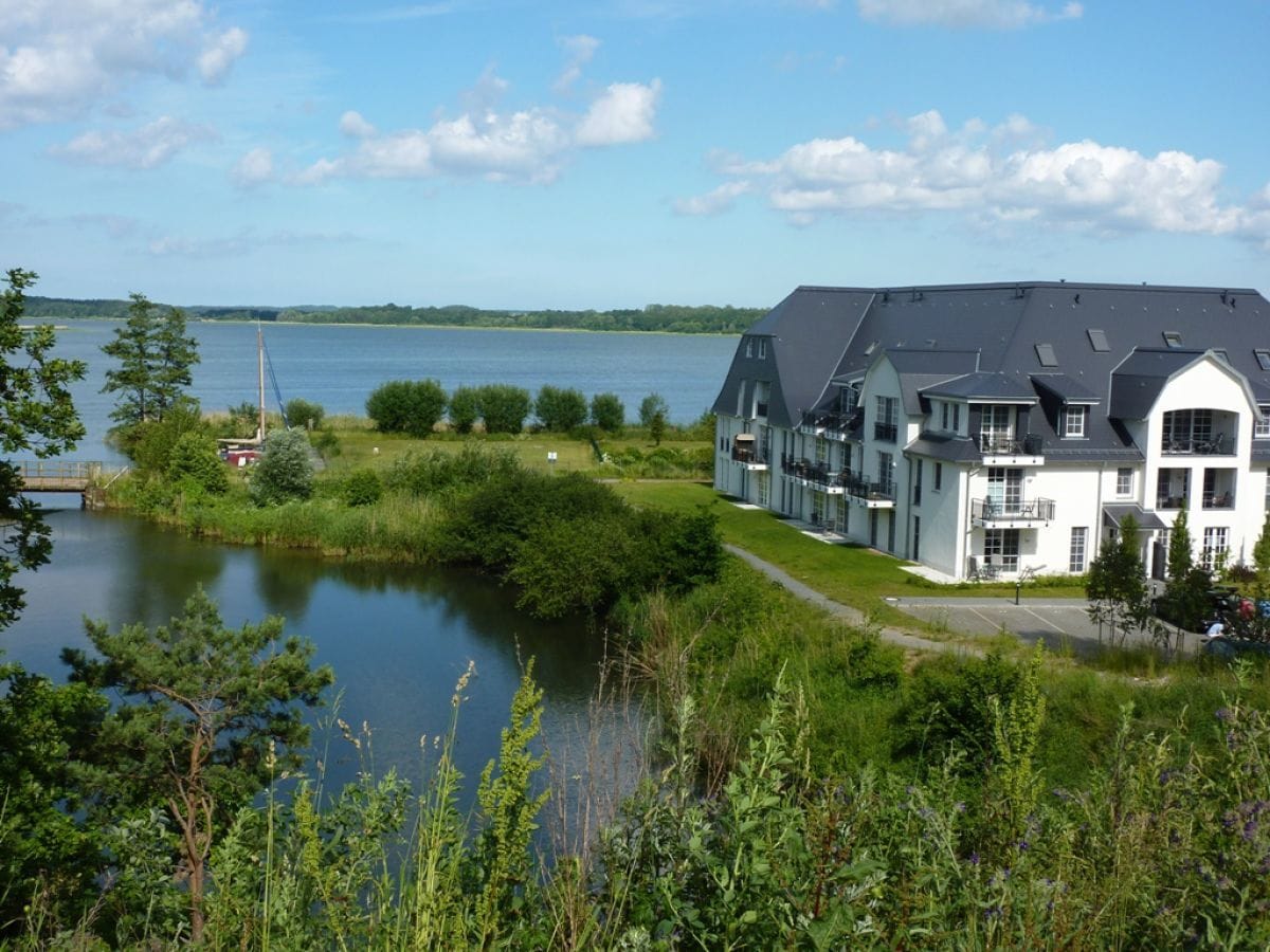 Blick auf den See und die Anlage