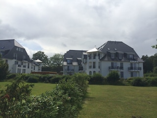 Blick auf die Anlage von der Liegewiese