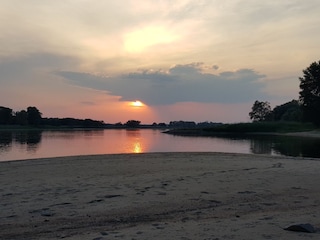 Sonnenuntergang an der Elbe