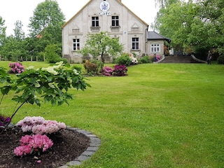 Blick vom Park aufs Cafe' &  Ferienwohnung