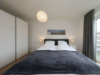 Schlafzimmer mit Boxspringbett, Kleiderschrank...