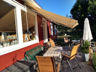 West-Terrasse mit Zugang zum Wohnzimmer