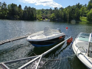 Boot am Anleger im Fjord für tolle Ausfahrten