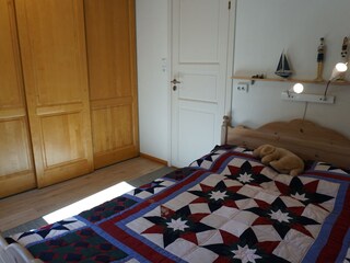 im Schlafzimmer 2, eine große Matratze