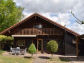 Blickdicht eingezäunter Garten mit möblierter Terrasse