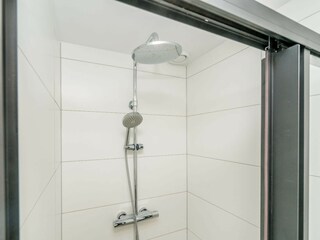 neue Badezimmer mit Doppelwasbecken und Dusche