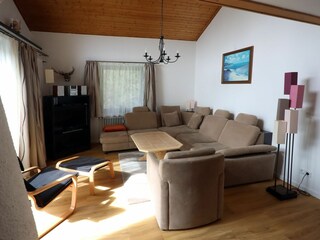 Wohnzimmer mit Sitzlandschaft in der Fewo Sternenhimmel