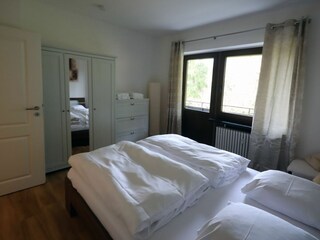 Schlafzimmer mit Schlafzimmerschrank in der Fewo Sternenhimmel