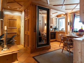 Ferienwohnung Platzhirsch, Diele mit Küche und Essbereich