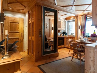 Ferienwohnung Platzhirsch, Diele mit Küche und Essbereich