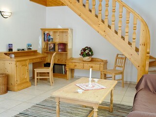 Fewo Wallberg: Wohnbereich mit Sekretär und Treppe