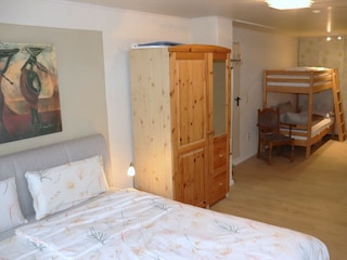 Schlafzimmer mit Boxspringbett