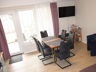 Essbereich mit Blick in die Weinberge