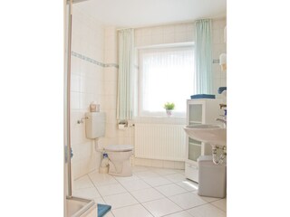 Helles geräumiges Bad mit Dusche und WC