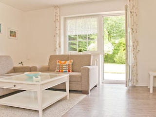 Wohnzimmer mit Zugang zur Terrasse