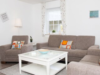 Gemütliches Wohnzimmer mit Blick in den Garten