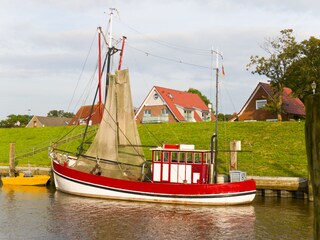 Krabbenkutter im malerischen  Hafen von Greetsiel