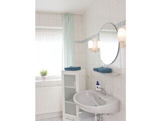 Helles geräumiges Bad mit Dusche und WC