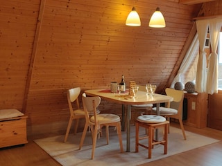 Essecke mit Spielekiste