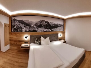 Schlafzimmer I mit eigenem Bad , Flat-TV und Balkon