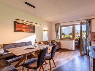 Küche mit Essbereich, Couch und TV