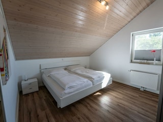 Schlafzimmer 1 mit Doppelbett…