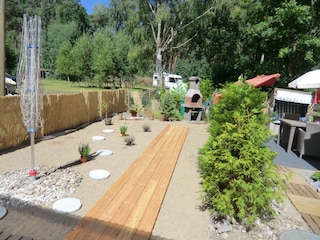 Grillplatz, re Terrasse mit Strandkorb und Hollywoodsch