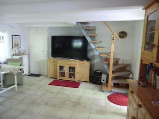 Wohnzimmer mit TV,  Treppe zum DG