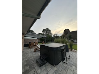 Privater Outdoor Whirlpool auf der Terrasse