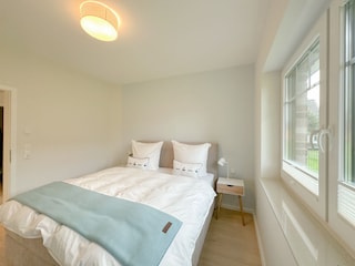 Helles Schlafzimmer mit Boxspringbett