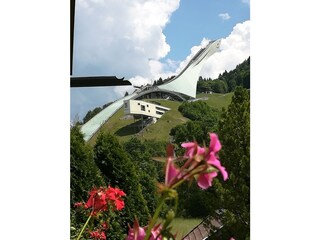Blick vom Balkon auf die Skisprungschanze