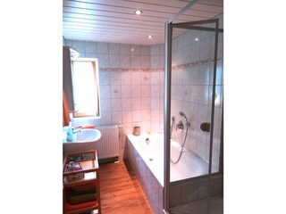 modernes Bad mit Badewanne und Dusche
